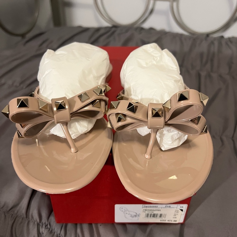 NEW Valentino Garavani Rockstud PVC Flat Thong Sandals.  Size 39.